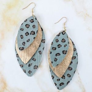 NWT! Boutique Soft Blue & Gold Drop Earrings! 🌸